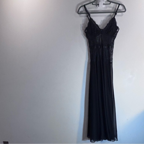 LISA’S FOLLY LUXE Sz S Elegant Black Lace Nightgown Built In Bra Adjustabletable - Picture 1 of 10